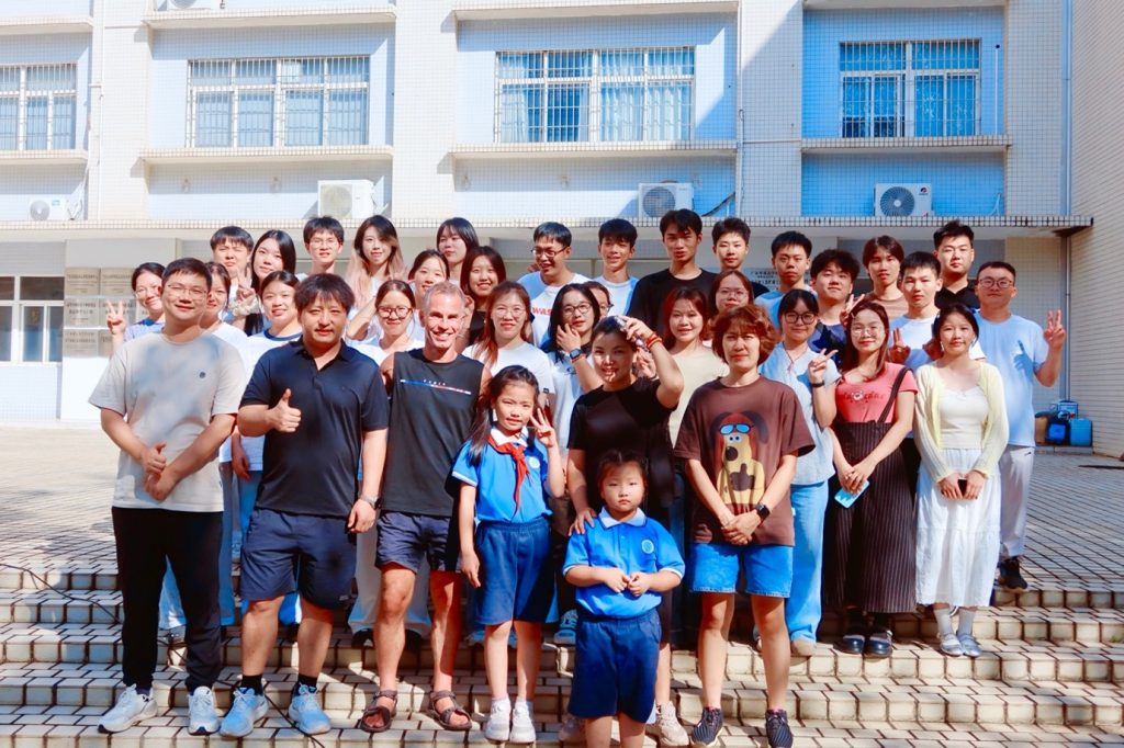 O catedrático Simal cun dos grupos da Universidade Oceánica de Guangdong / Professor Simal with one of the groups of the Guangdong Oceanic University