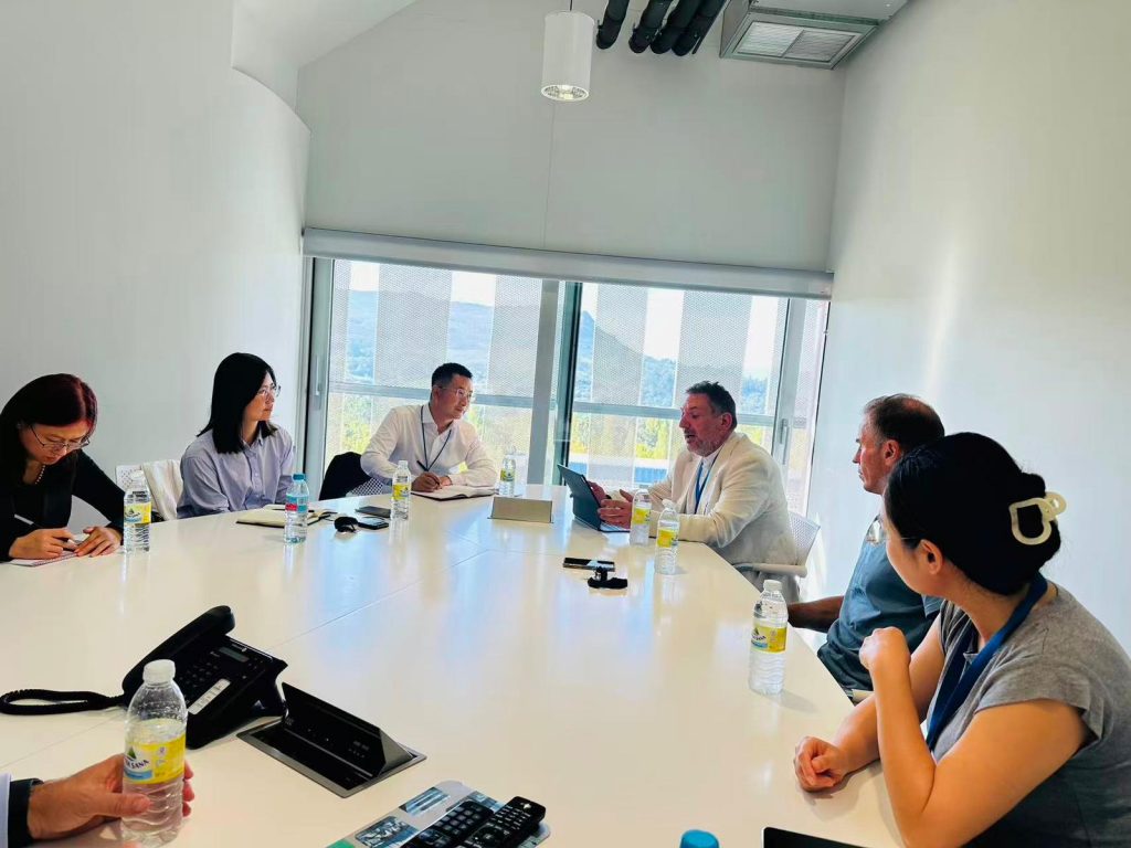 Mesa de reunión en el CITEXVI entre el grupo AA1 de la UVigo y el personal de la embajada de China