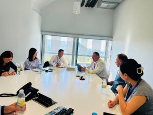 Mesa de reunión en el CITEXVI entre el grupo AA1 de la UVigo y el personal de la embajada de China