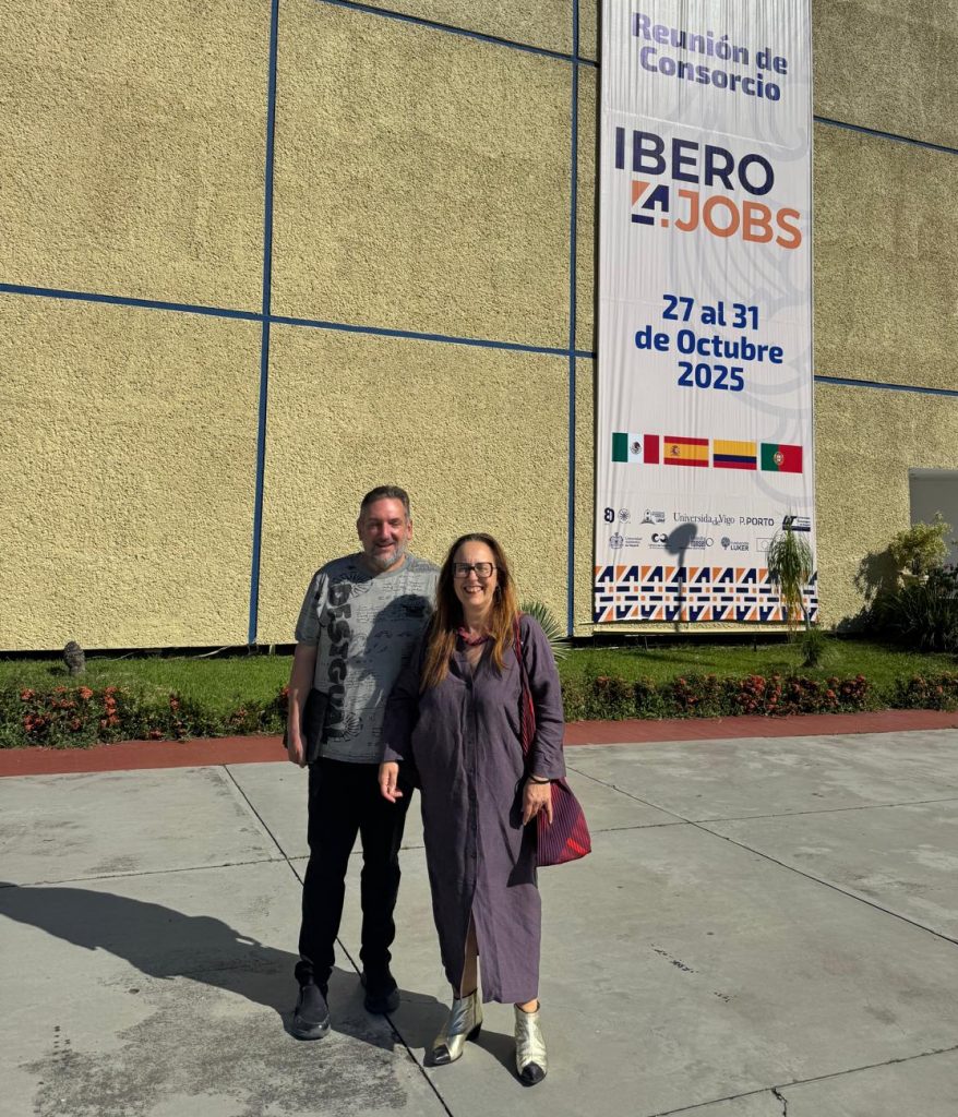 Maribel Doval e Juan Carlos Mejuto diante da sé do evento