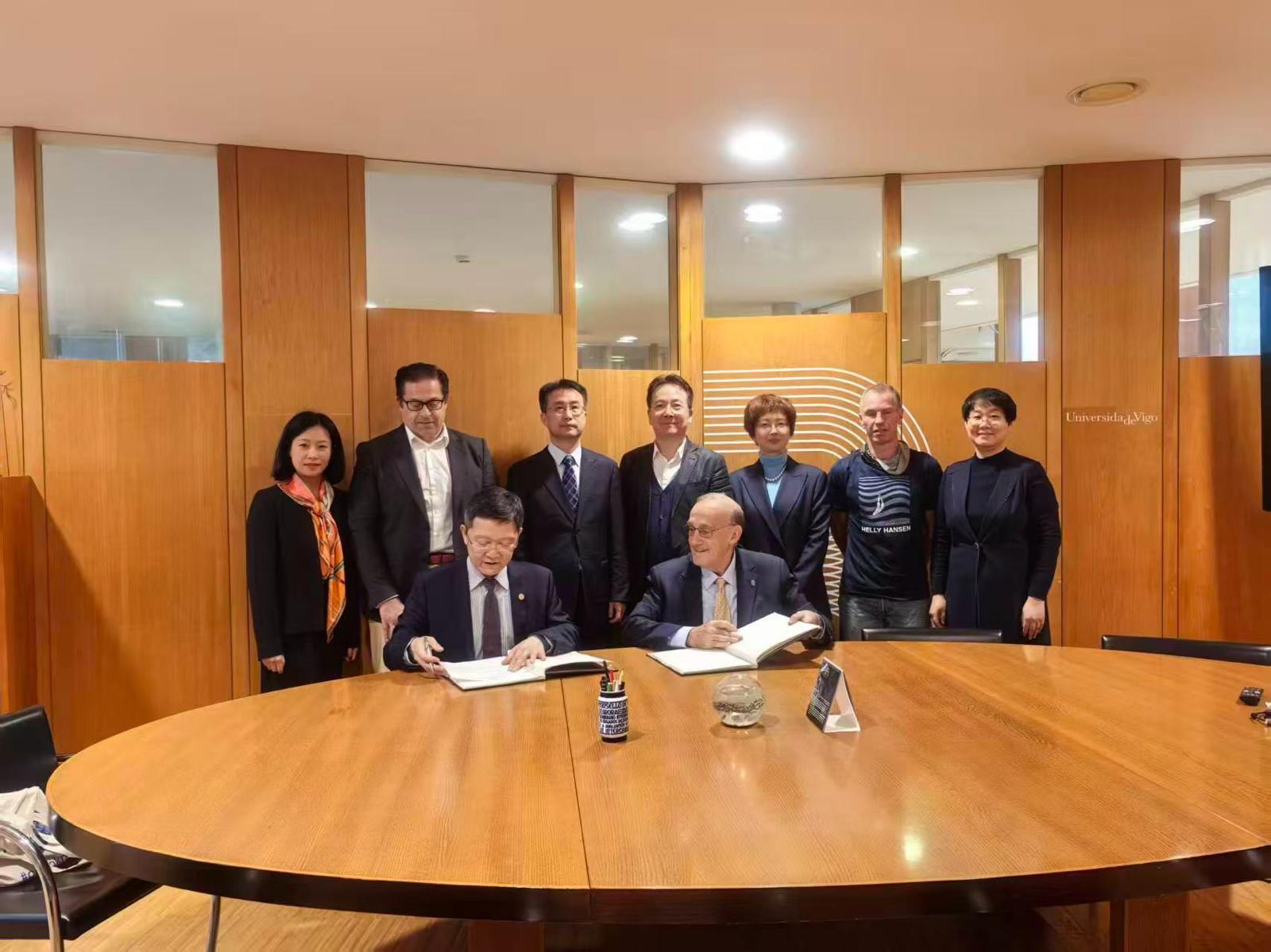 Li Zhihong, Vice President of CSU and Manuel Reigosa, rector of Universidade de Vigo, sign the Memorandum of Understanding between both entities