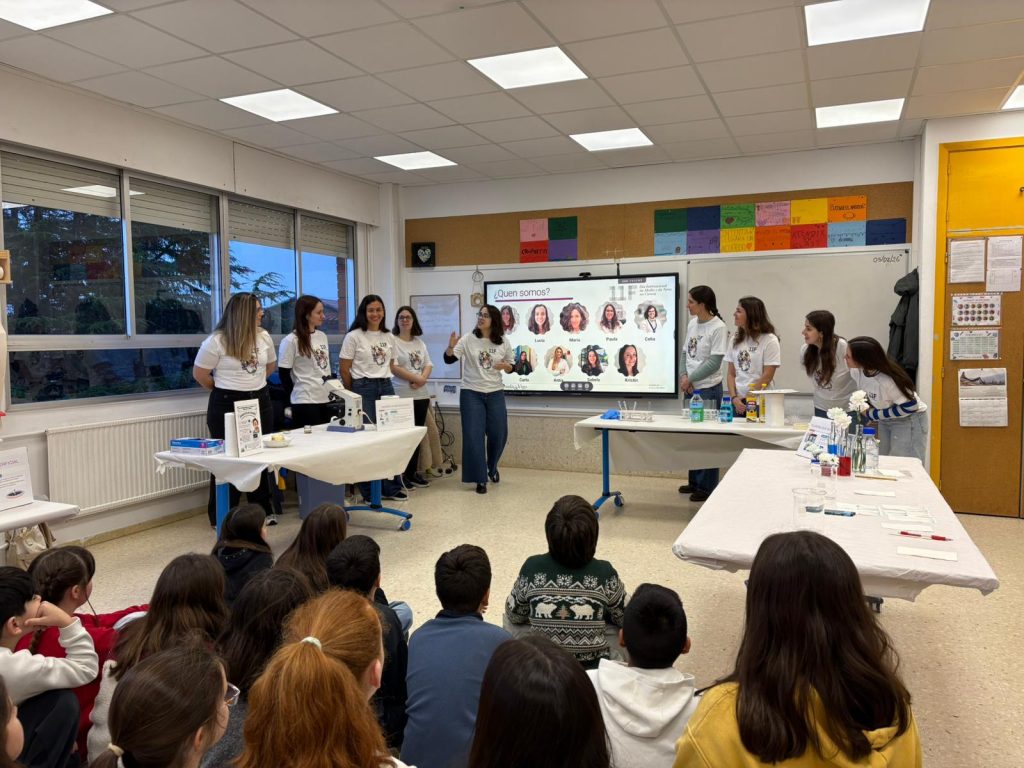 Unha imaxe dos nenos e nenas atendendo á presentación das científicas