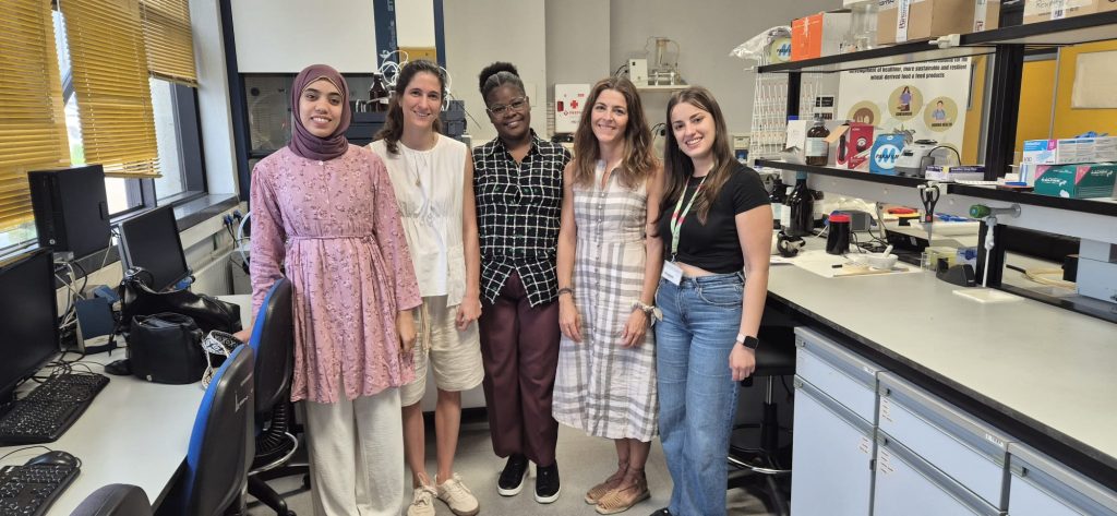 Las estudiantes Chaima Chakir (izq.) y Vania Manuel Malimue (centro) junto con las responsables de su supervisión, de izq. a der.: Dra. María García Martí, Dra. Paz Otero Fuertes, Sabela Fernández Sánchez