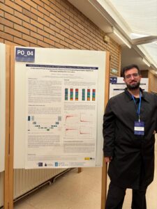 Alejandro Saavedra Mejuto posa co seu póster "Arquitectura de modelo baseada en U-Net para a segmentación de imaxe hiperespetral aplicada á discriminación de variedades de garavanzo"